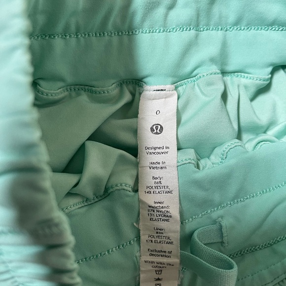 Lululemon Mint Green hottie hot 4 inch inseam - Picture 2 of 3
